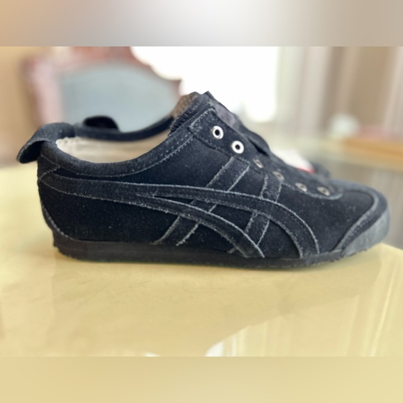 🐅 Onitsuka Tiger - Black Suede Slip-On Sneakers - NWT - Size 5 / 35